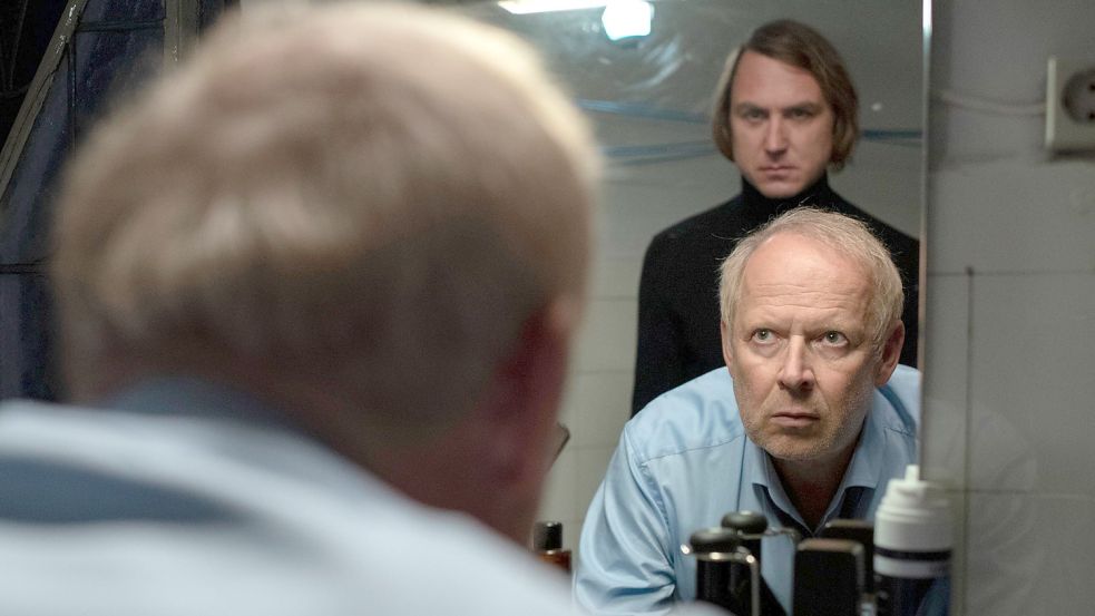 Da ist er wieder: Frauenmörder Kai Korthals (Lars Eidinger) ist die Flucht gelungen, nun sucht er Kontakt zum Kieler Kommissar Borowski (Axel Milberg). © NDR/Thorsten Jander, honorarfrei - Verwendung gemäß der AGB im engen inhaltlichen, redaktionellen Zusammenhang mit genannter NDR-Sendung bei Nennung „Bild: NDR/Thorsten Jander“ (S2). NDR Presse und Information/Fotoredaktion, Tel: 040/4156-2306 oder -2305, pressefoto@ndr.de Foto: NDR/Thorsten Jander