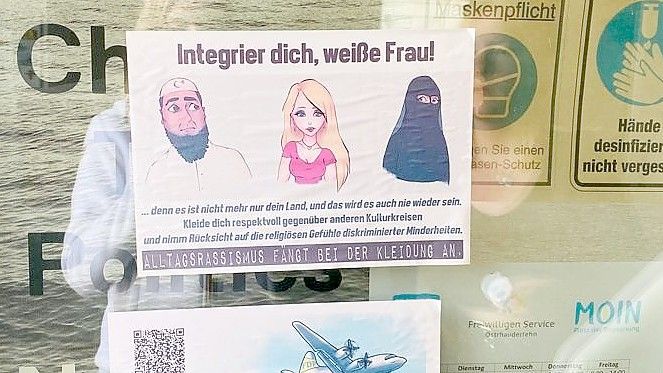 An der Tür des Treffpunkts Moin (Bild) sowie an der „Schule ohne Rassismus“ am Osterfehn wurden die Hetz-Plakate angeklebt. Foto: privat