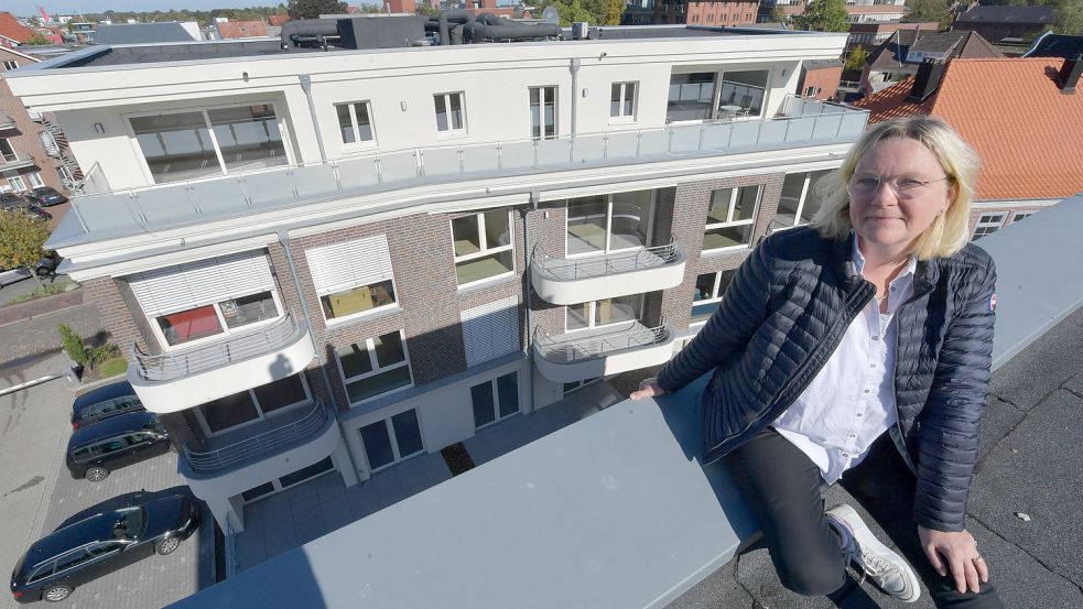 Von ihrer Dachterrasse auf dem Hinterhaus kann Rena Harms auf das Vorderhaus und nach links in Richtung Denkmalsplatz blicken. Bild: Ortgies