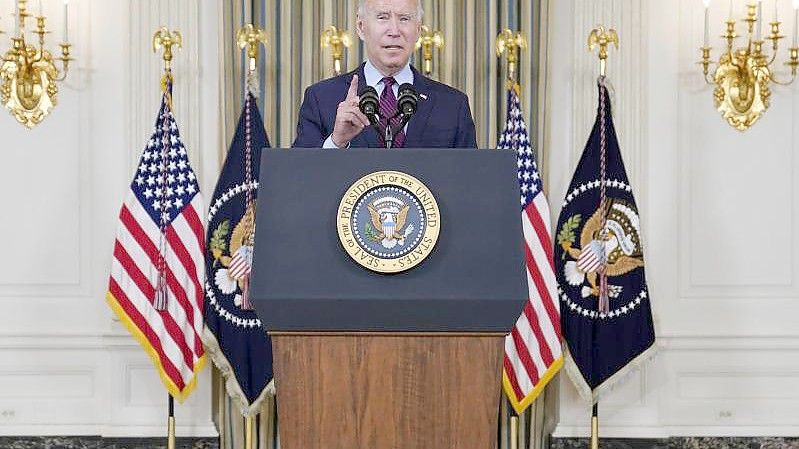 Joe Biden, Präsident der USA, hält eine Rede zur Schuldenobergrenze während einer Veranstaltung im State Dining Room des Weißen Hauses. Foto: Evan Vucci/AP/dpa