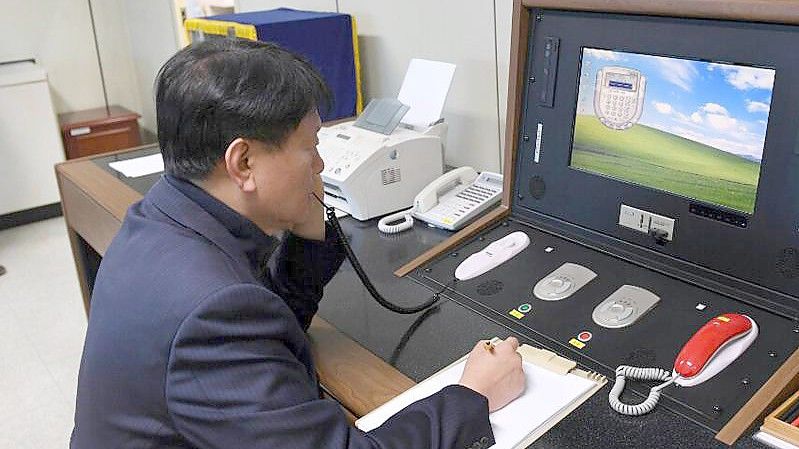 Ein südkoreanischer Regierungsbeamter kommuniziert am Telefon mit einem nordkoreanischen Offizier (Archivbild). Foto: South Korea Unification Ministry/Yonhap/AP/dpa/ARchiv