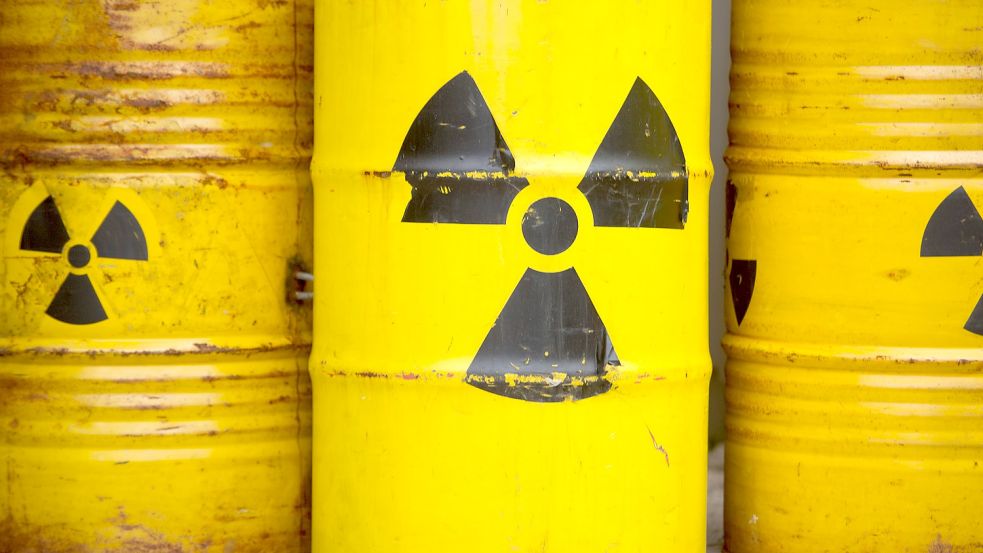 Diese gelben Tonnen enthalten zwar keinen echten Atommüll, sondern wurde bei einer Greenpeace-Aktion verwendet. Dennoch bereitet die Frage, ob strahlender Abfall unter Ostfriesland gelagert werden könnte, vielen Menschen Sorge. Foto: Sebastian Kahnert/dpa