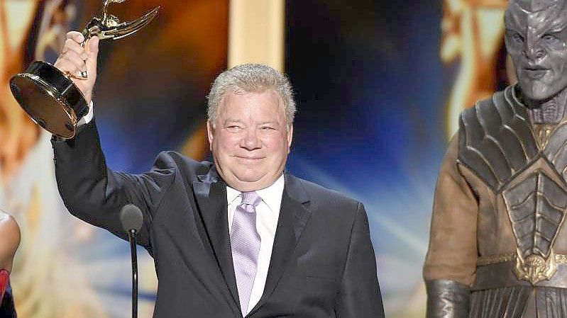 William Shatner, US-amerikanischer Schauspieler, nimmt im Microsoft Theater bei der Verleihung der Creative Arts Emmy Awards den Governors Award für "Star Trek" entgegen. Foto: Phil Mccarten/Invision/dpa