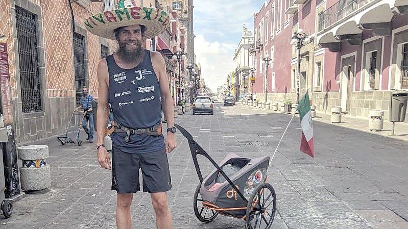 Extremsportler Jonas Deichmann will vom karibischen Cancún aus per Boot nach Portugal weiterfahren. Foto: ---/Ravir Film/dpa