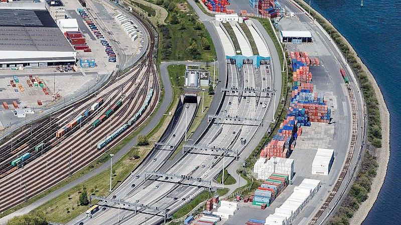 Die Südeinfahrt der A7 in den Elbtunnel. Foto: Markus Scholz/dpa