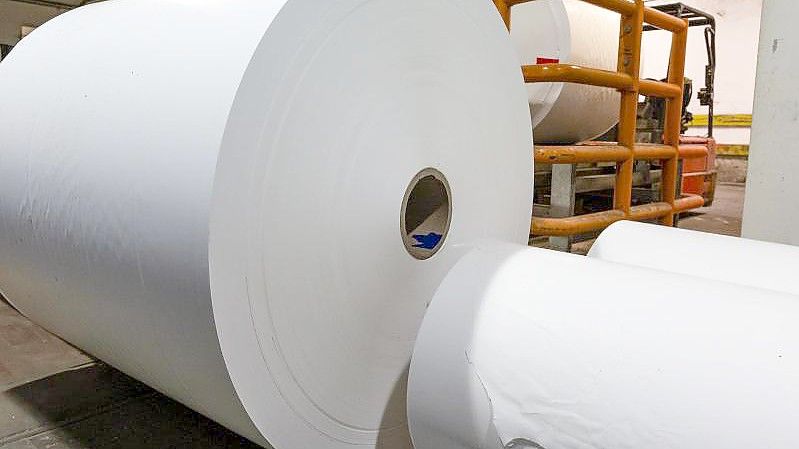 Viele Papierfabriken stellen ihre Produktion wegen des boomenden Online-Handels auf Kartons um. Foto: Frank Molter/dpa