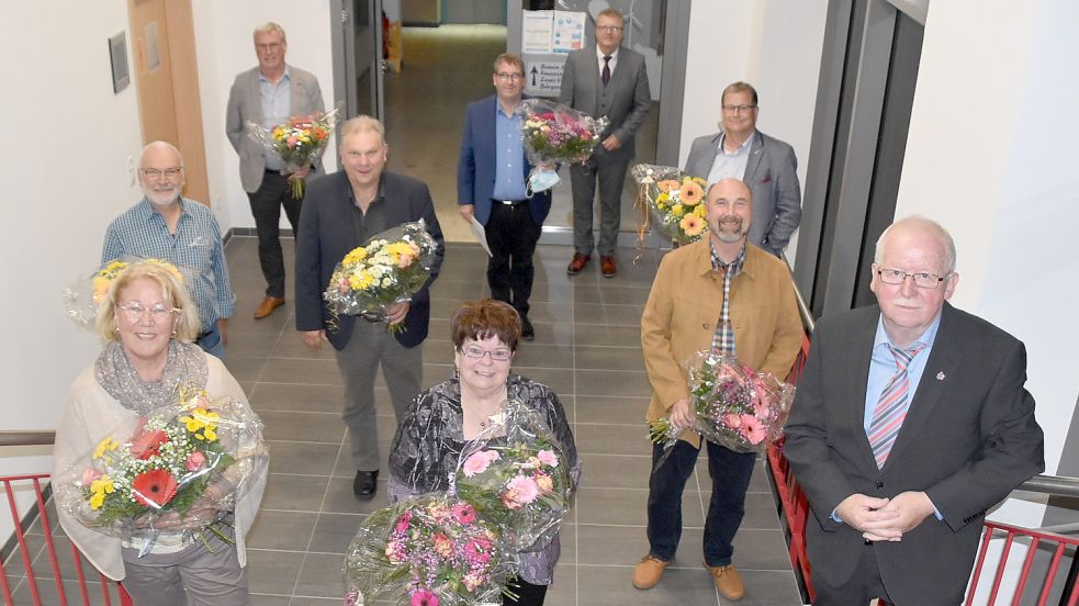 Das Bild entstand während der Verabschiedung von Ratsmitgliedern. Zu sehen sind (vorne, von links) Christa Janßen, Hedwig Pruin, Ingo Schwertmann, Helmut Bron (Ratsvorsitzender), (mittlere Reihe, von links) Detlef Hermann, Herwig Klaaßen, Hendrik Stöhr sowie (hintere Reihe, von links) Alfred Terveen, Ernst-Ingo Lind und Westoverledingens Bürgermeister Theo Douwes. Foto: Ammermann