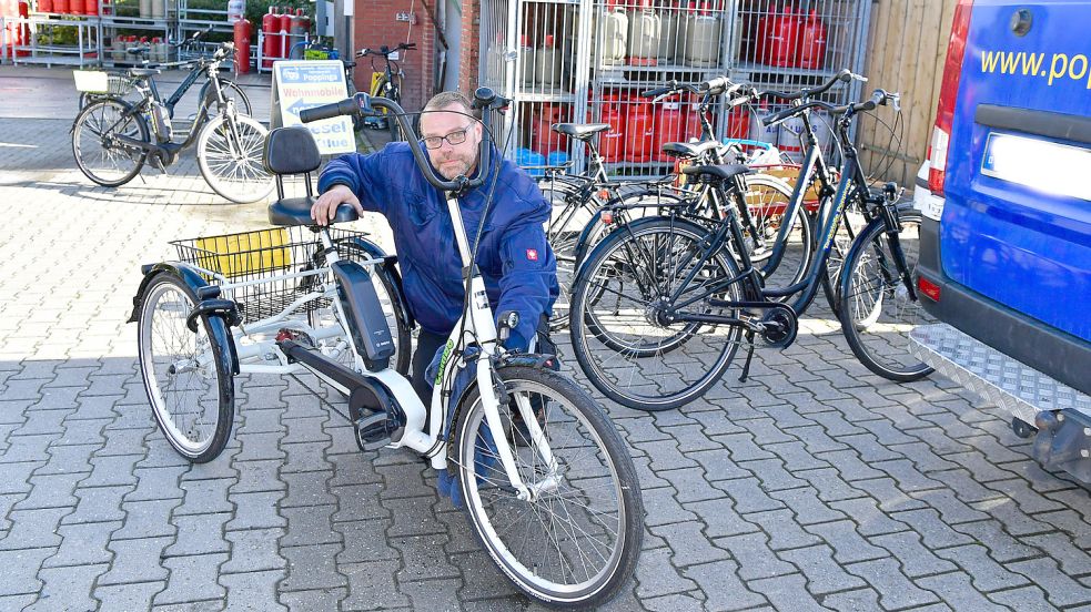 Dustin Doolmann arbeitet im Fahrradverleih von Eduard Poppinga. Im Angebot sind auch Dreiräder, doch der Trend könnte eher zum vierten Rad gehen. Foto: Wagenaar