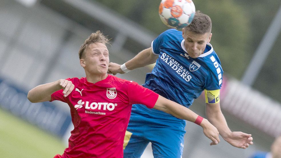 Der BSV Kickers Emden um Kapitän Bastian Dassel (rechts) spielt bisher eine herausragende Saison. Foto: Doden