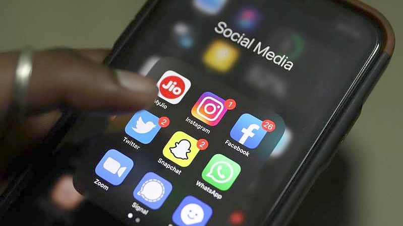 Die Apps von sozialen Netzwerken und Messengerdiensten von oben links: MyJio, Instagram, Facebook, Twitter, Snapchat, WhatsApp, Zoom, Signal, Sticker.ly. Foto: Sri Loganathan/ZUMA Press Wire/dpa