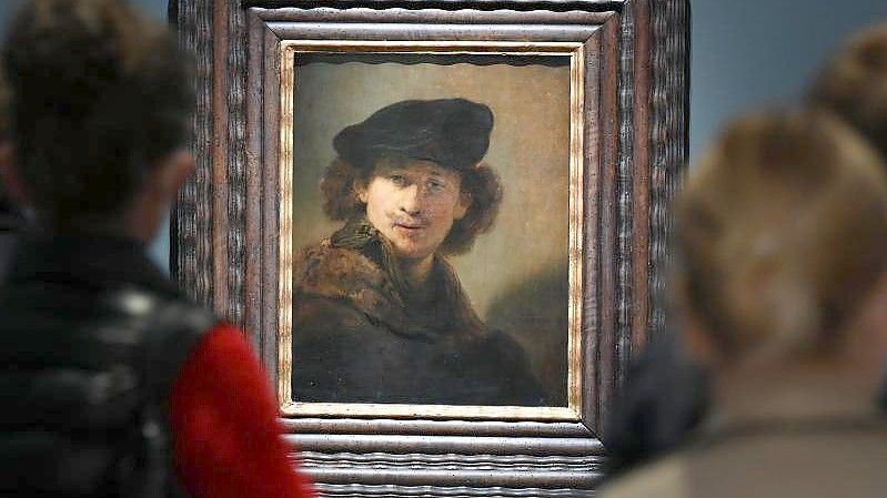 "Selbstbildnis mit Samtbarett und Mantel mit Pelzkragen (1634)" von Rembrandt im Städel. Foto: Arne Dedert/dpa