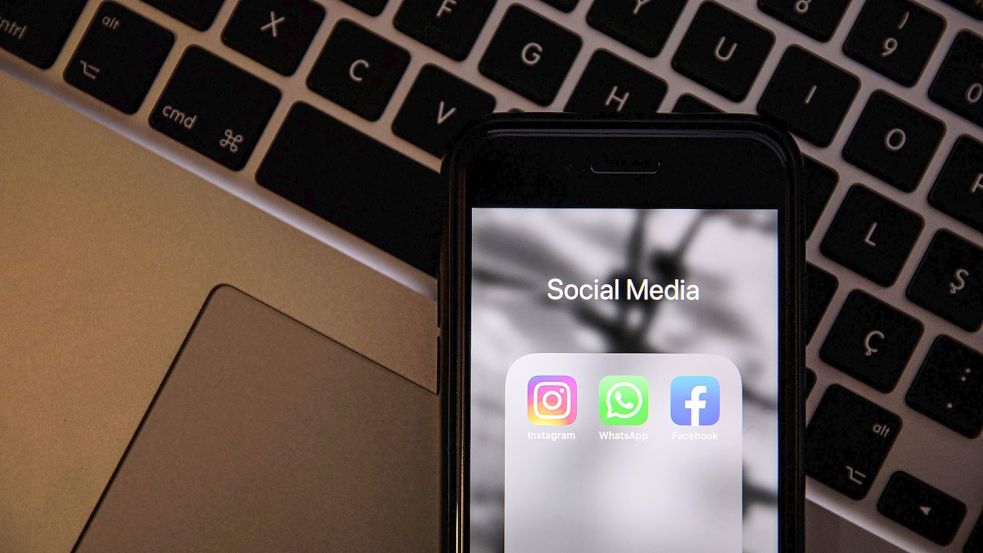 Stundenlang nicht mehr erreichbar: Instagram, Whatsapp und Facebook, als Kacheln auf einem Smartphone-Bildschirm. Foto: Onur Dogman/dpa Foto: Onur Dogman