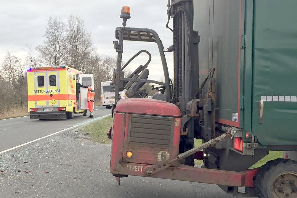 Der Lastwagen rammte den Bus beim Verlassen einer Einfahrt.