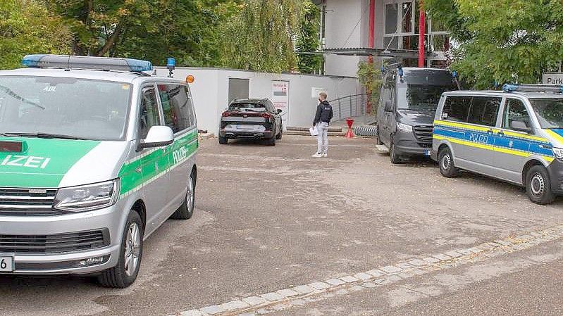 Polizeifahrzeuge stehen vor dem Impfzentrum in Nördlingen. Dort lassen sich Patienten des beschuldigten Arztes einem Antikörpertest unterziehen. Foto: Stefan Puchner/dpa