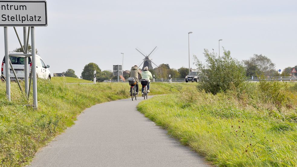 Ohne Radwege geht im Kreis Wittmund nichts. Beliebt ist beispielsweise dieser Radweg zwischen Neuharlingersiel und Carolinensiel entlang der Straße Friedrichsgroden, einer Landesstraße. Foto: Ullrich