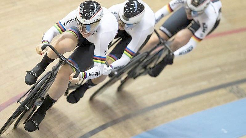 Pauline Grabosch, Lea Sophie Friedrich und Alessa-Catriona Pröpster unterlagen im Teamsprint-Finale. Foto: Peter Klaunzer/KEYSTONE/dpa