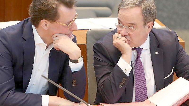 Armin Laschet empfiehlt NRW-Verkehrsminister Hendrik Wüst (l) als seinen Nachfolger im Amt des Ministerpräsidenten. Foto: Roland Weihrauch/dpa