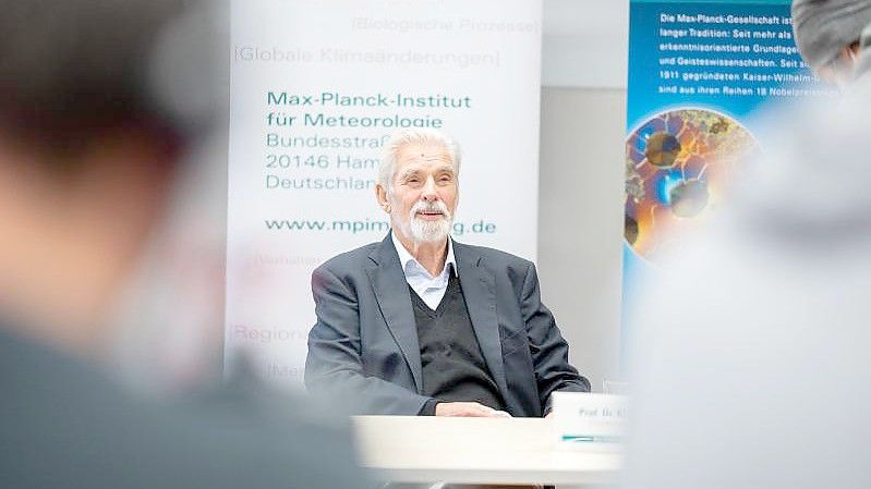 Klaus Hasselmann gibt im Max-Planck-Institut für Meteorologie eine Pressekonferenz. Der Forscher erdachte ein Modell, dass Wetter und Klima in Verbindung setzt. Foto: Daniel Reinhardt/dpa