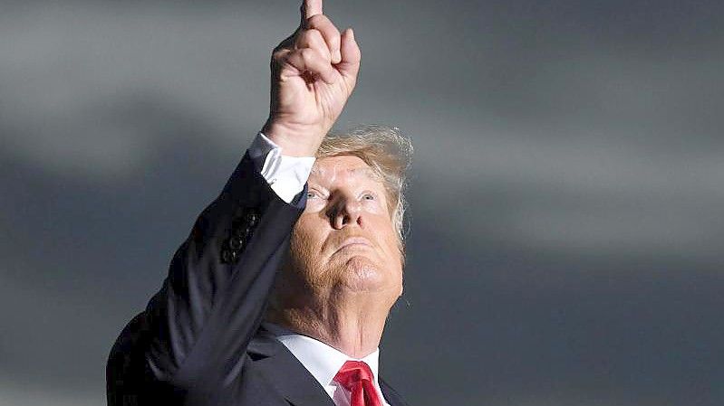 Der ehemalige US-Präsident Donald Trump hat Vermögen eingebüßt. Foto: Jason Behnken/AP/dpa