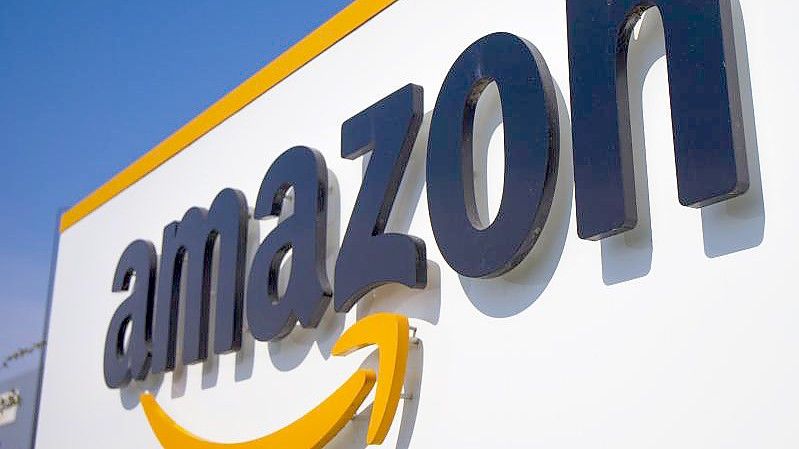 Nach Lebensmitteln bietet der Internetriese Amazon erstmals auch Gemischtwaren in einem stationären Geschäft in Europa an. Foto: Michel Spingler/AP/dpa