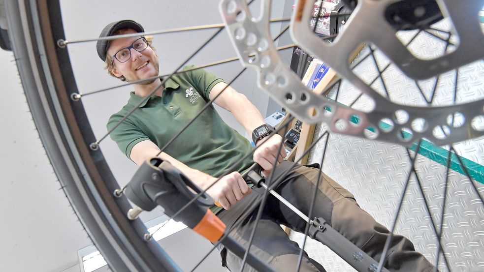 Der angehende Zweiradmechatroniker Tammo Büscher präsentiert das wichtigste Mittel für ungetrübten Fahrspaß: Die Standpumpe mit Druckanzeige. Foto: Ortgies