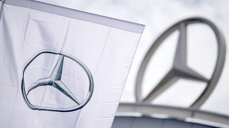 Eine Fahne mit dem Logo der Marke Mercedes-Benz, dem Mercedes-Stern, weht vor einem Showroom der Firma. Foto: Sebastian Gollnow/dpa