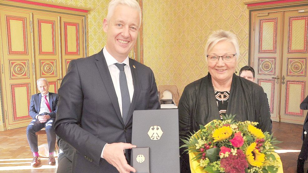 Landrat Matthias Groote zeichnete Berna Kruse mit der Verdienstmedaille des Verdienstordens der Bundesrepublik Deutschland aus. Foto: Wolters