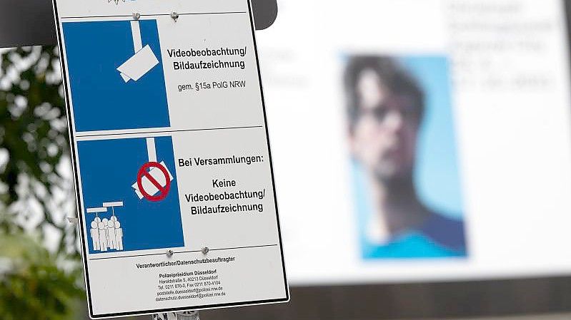Ein Schild weist auf die Video-Überwachung in der Altstadt von Düsseldorf hin. Foto: Federico Gambarini/dpa