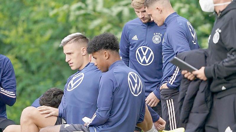 Auch die Youngster Nico Schlotterbeck (l), Karim Adeyemi (2.v.l) und Florian Wirtz (r) stehen im DFB-Aufgebot. Foto: Marcus Brandt/dpa