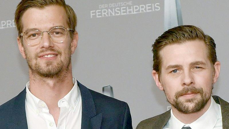 Joko Winterscheidt (l) und Klaas Heufer-Umlauf bei der Verleihung des Deutschen Fernsehpreises 2017. Foto: Henning Kaiser/dpa