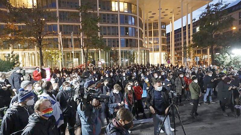 Nach Antisemitismus-Vorwürfen hatten sich Hunderte Menschen vor dem Hotel „The Westin Leipzig“ versammelt, um Solidarität mit dem Musiker Gil Ofarim und Jüdinnen und Juden in Deutschland zu zeigen. Foto: Dirk Knofe/dpa
