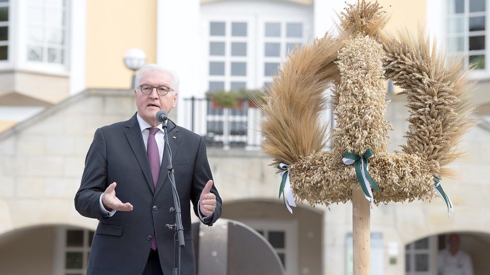 Die traditionelle Übergabe einer Erntekrone wird Bundespräsident Frank-Walter Steinmeier diesmal nach Victorbur führen. Im vergangenen Jahr war er in Bautzen zu Besuch. Foto: Sebastian Kahnert/DPA
