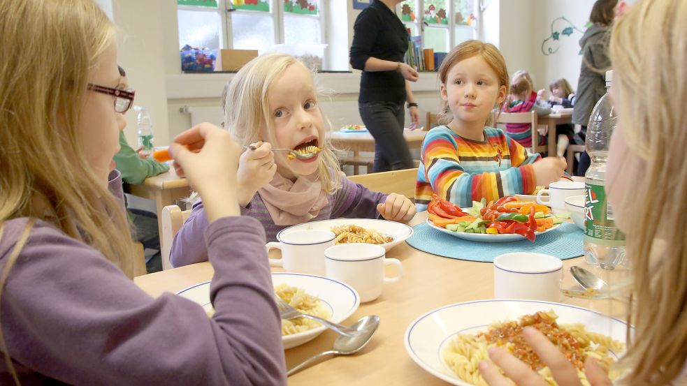 Damit die Leeraner Grundschulen eine achtstündige Betreuung der Schüler gewährleisten können, sind Umbauten nötig, unter anderem für die Verpflegung. Foto: Weihrauch/dpa