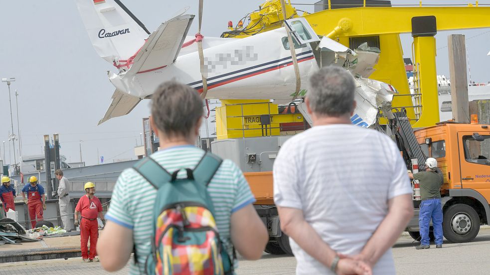 Dem Bericht ist zu entnehmen, dass das Hauptwrack etwa 2,3 Kilometer südöstlich vom Flugplatz entfernt gefunden worden ist. Das Foto entstand bei der Ankunft in Norddeich. Archivfoto: Ortgies