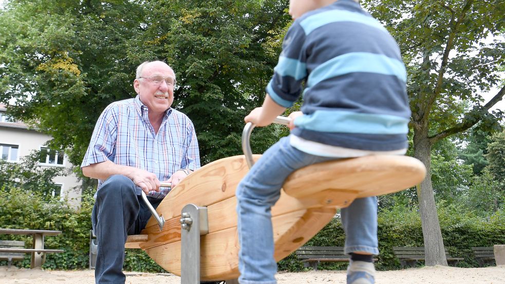 Ein Senior spielt mit einem Kind. Die Angebote in der Stadt Emden für ältere Menschen verbinden immer mehr auch Generationen. Symbolfoto: Arne Dedert/dpa