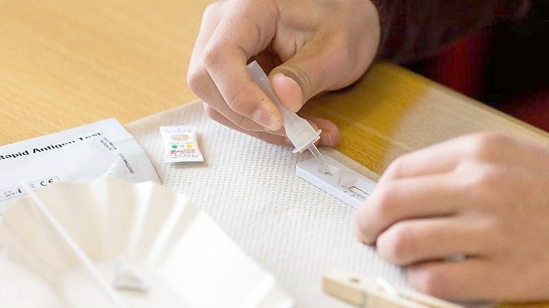 Ein Schüler macht einen Corona-Selbsttest. Foto: Philipp von Ditfurth/dpa