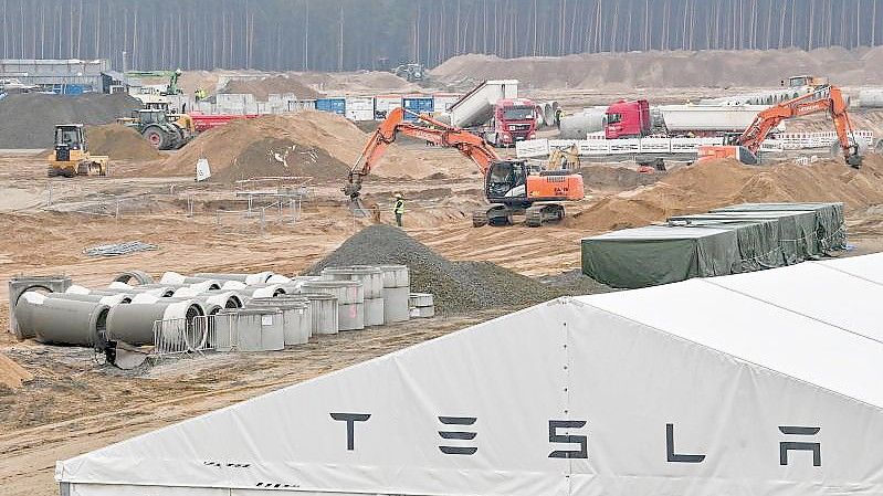 Viel Betrieb herrscht auf dem Baugelände der Tesla Gigafactory östlich von Berlin. Foto: Patrick Pleul/dpa-Zentralbild/dpa