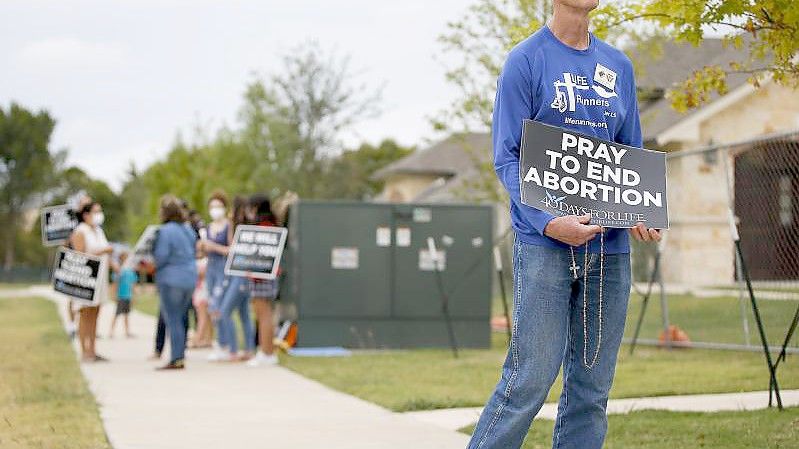 Timothy Dougherty und etwa andere Abtreibungsgegner protestieren vor einer Klinik in McKinney, Texas. Foto: Brandon Wade/FR168019 AP/dpa