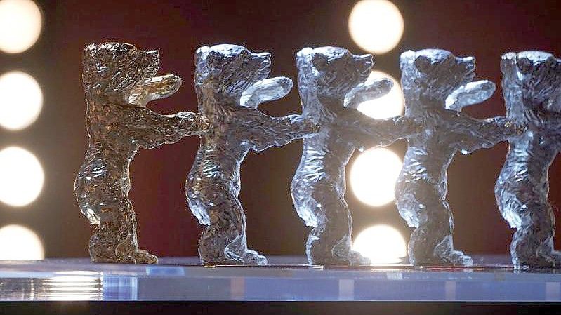 Fester Bestandteil jeder Berlinale: die Verleihung der Bären für herausragende filmische Leistungen. Foto: Michael Kappeler/dpa