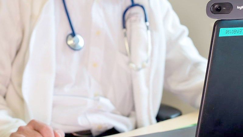 Darf eine private Krankenversicherung für ärztliche Fernbehandlungen über eine App durch Mediziner im Ausland werben? Mit dieser Frage beschäftigt sich der Bundesgerichtshof in Karlsruhe. Foto: Monika Skolimowska/ZB/dpa