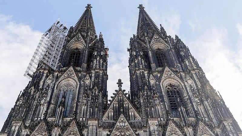 Blick auf das Gerüst am Nordturm des Doms. Foto: Rolf Vennenbernd/dpa