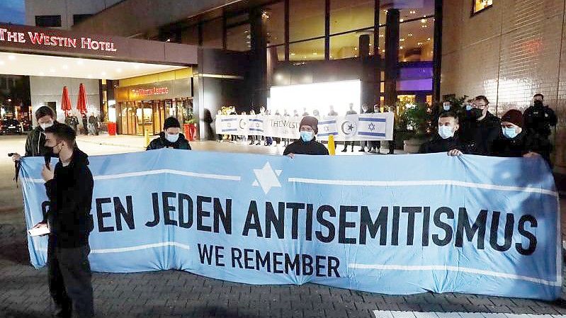 Nach Antisemitismus-Vorwürfen versammelten sich Menschen vor dem „Westin Hotel“ Leipzig, um Solidarität mit dem Musiker Gil Ofarim und Jüdinnen und Juden in Deutschland zu zeigen. Foto: Dirk Knofe/dpa