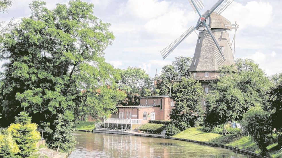 Gehört mit zu den touristischen Anziehungspunkten: die Mühle in Hinte – und die gute Lage an den ostfriesischen Kanälen. Foto: Archiv