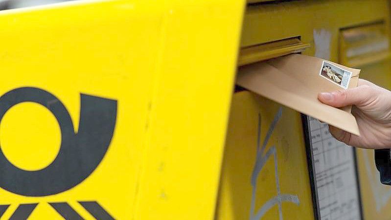 Dank Online-Boom und guten Frachtgeschäften hat der Logistikriese Deutsche Post DHL schon zum vierten Mal in diesem Jahr seine Gewinnprognose angehoben. Foto: Monika Skolimowska/dpa-Zentralbild/dpa