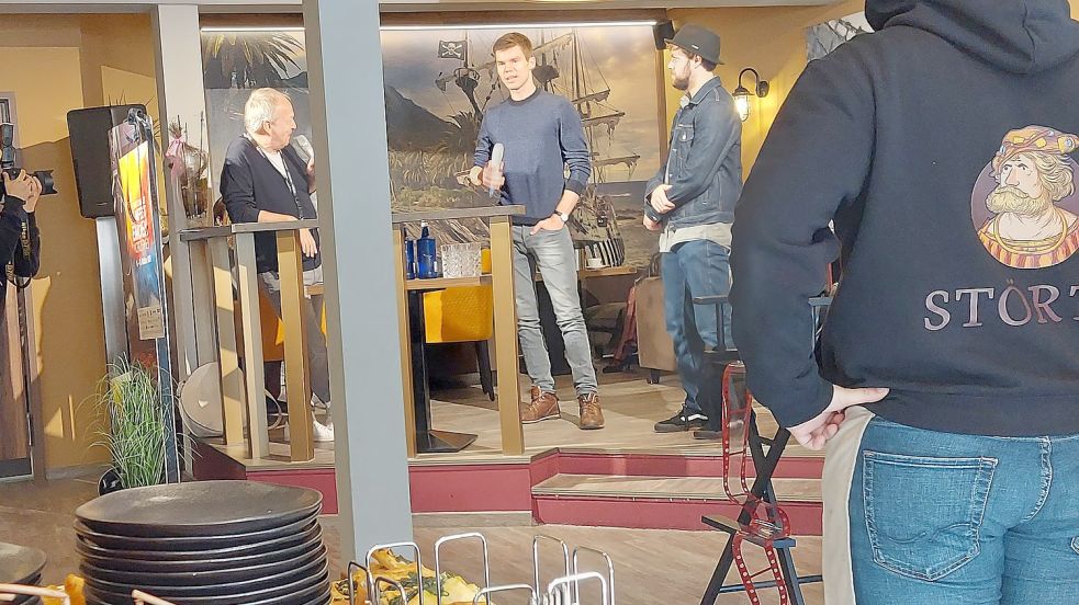 Volker Bergmeister (von links) spricht mit Franz Böhm und Friedemann Leis über deren Film „Dear Future Children“, während die Gäste im Café „Störte“ zuhören und brunchen. Foto: Hanssen