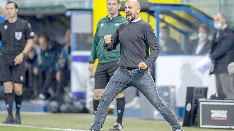 U21-Trainer Antonio Di Salvo jubelt über den Sieg seines Teams. Foto: David Inderlied/dpa