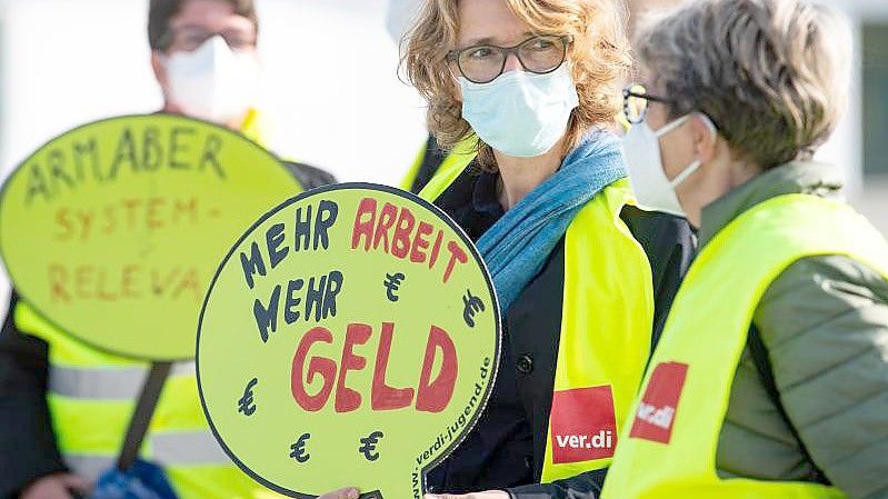 Beschäftigte des öffentlichen Dienstes machen bei einer Demonstration in Berlin auf die Forderungen der Gewerkschaften aufmerksam. Foto: Bernd von Jutrczenka/dpa