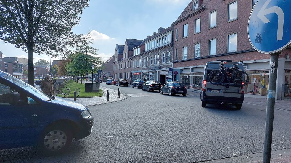 Weil die Friedrich-Ebert-Straße nicht mehr von der Neuen Kirche kommend befahren werden darf, staute es sich am Freitag auf der Brückstraße und Hinter der Halle. Fotos: Hanssen