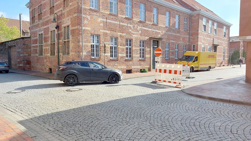 So geht das eigentlich nicht: Viele Autofahrer missachteten am Freitag die halbseitige Sperrung und fuhren in die neu eingerichtete Einbahnstraße ein.