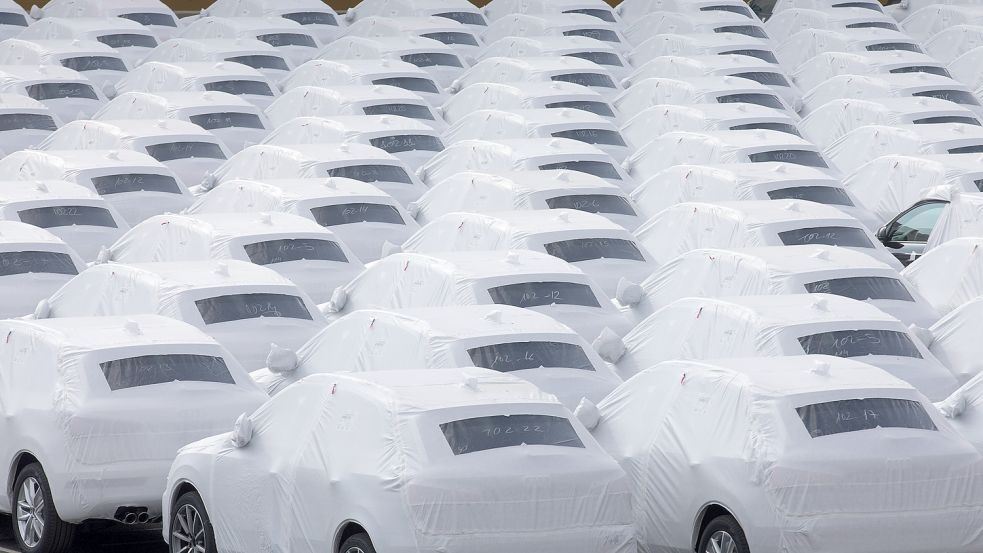 Ein Bild aus 2018: Fahrzeuge des Volkswagen Konzerns stehen im Hafen von Emden zur Verschiffung bereit. Aktuell wird an einem Teil der Fahrzeuge noch bis kurz vor der Verschiffung gearbeitet. DPA-Foto: Sarbach